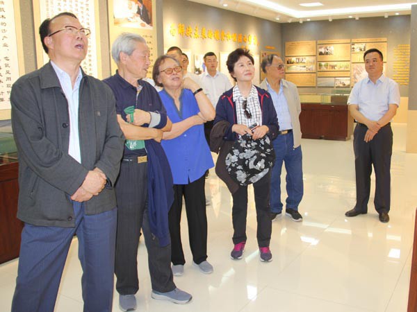 中國(guó)科協(xié)原副主席、中國(guó)生物多樣性保護(hù)與綠色發(fā)展基金會(huì)名譽(yù)理事長(zhǎng)劉恕一行調(diào)研全國(guó)荒漠化防治（機(jī)械治沙工程）試驗(yàn)示范基地