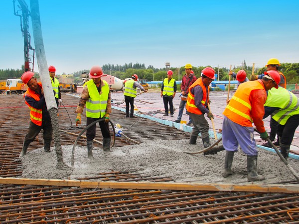 武威北二環(huán)項(xiàng)目楊家壩橋開工澆筑