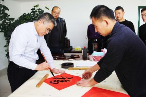 妙筆丹青描萬福，墨香四溢喜萬家             ——新能源公司開展“送萬福進(jìn)萬家”活動(dòng)